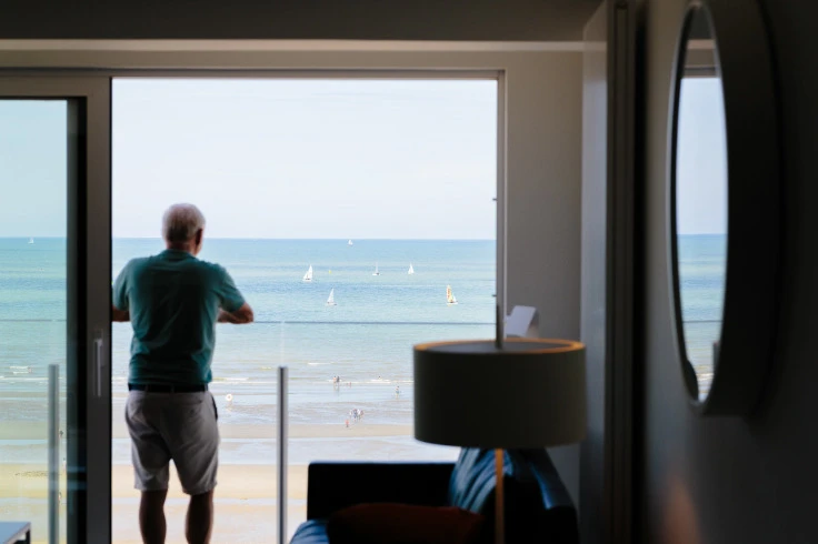 BELLE VUE. APPARTEMENT RENOVÉ AVEC VUE FRONTALE SUR MER ! TOP!