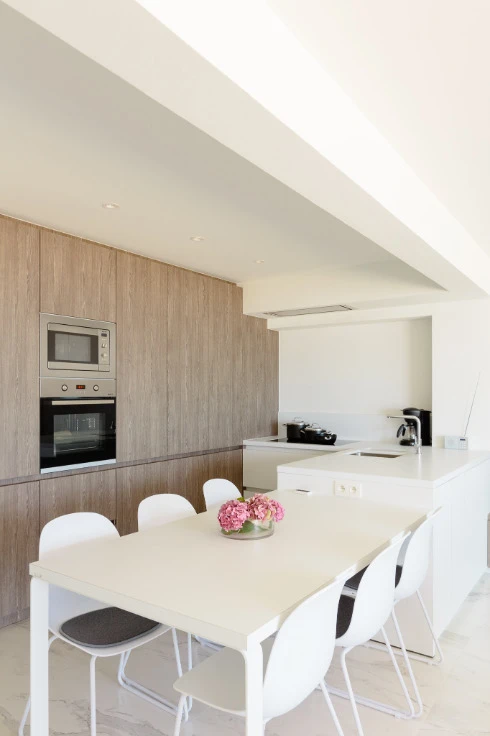 BELLE VUE. APPARTEMENT RENOVÉ AVEC VUE FRONTALE SUR MER ! TOP!