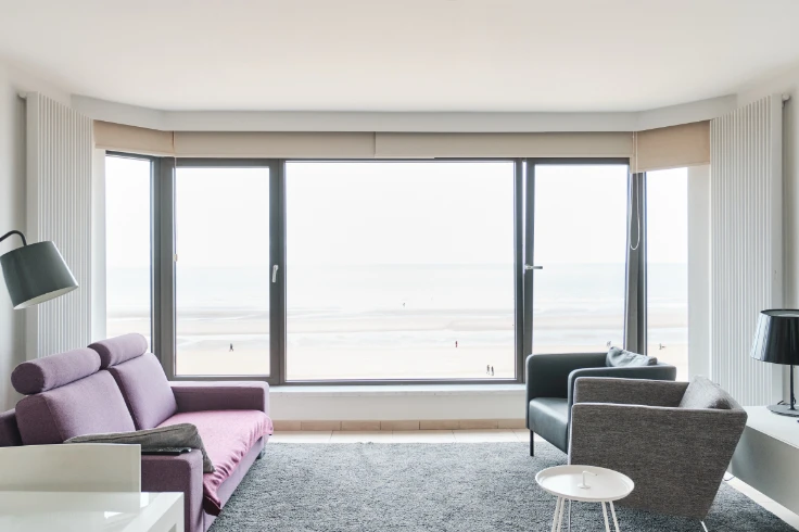 SUPERBE STUDIO MODERNE! VUE FRONTALE SUR MER!
