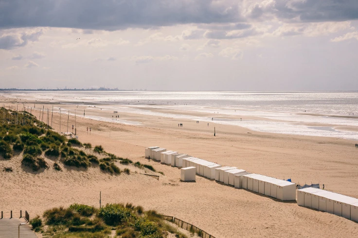 SUPERBE STUDIO MODERNE! VUE FRONTALE SUR MER!