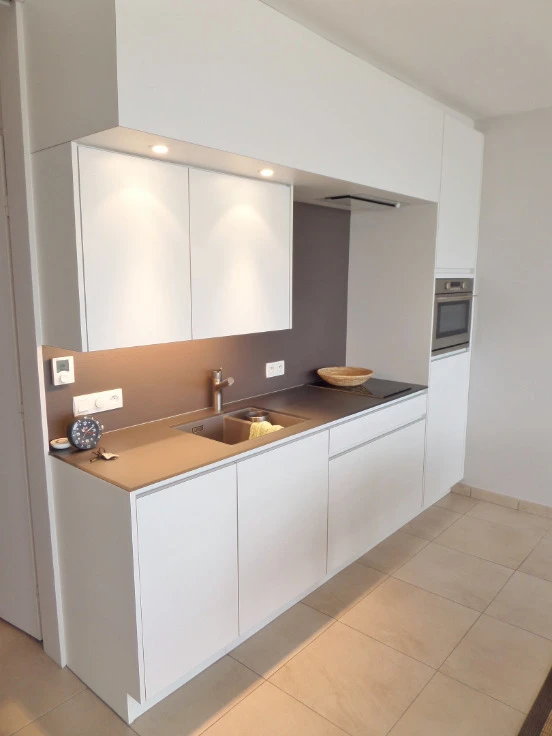 SUPERBE STUDIO MODERNE! VUE FRONTALE SUR MER!