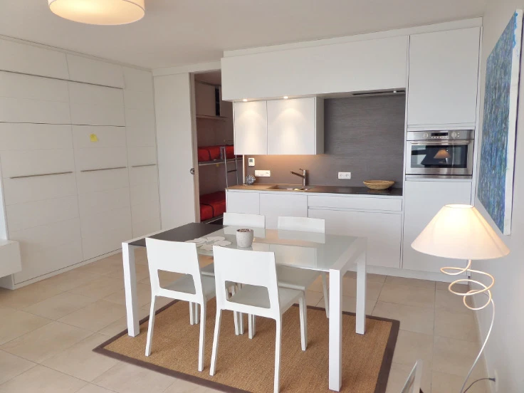 SUPERBE STUDIO MODERNE! VUE FRONTALE SUR MER!