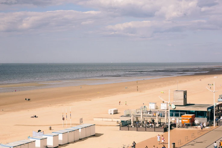 SUPERBE STUDIO MODERNE! VUE FRONTALE SUR MER!