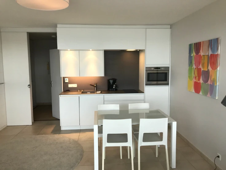 SUPERBE STUDIO MODERNE! VUE FRONTALE SUR MER!