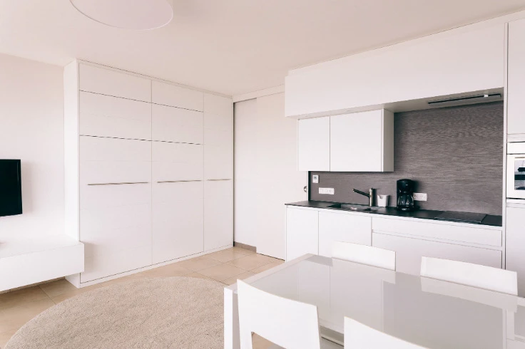 SUPERBE STUDIO MODERNE! VUE FRONTALE SUR MER!
