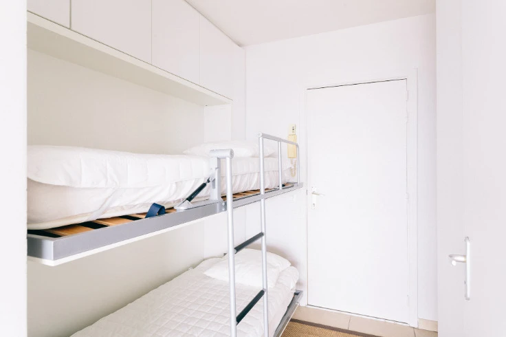 SUPERBE STUDIO MODERNE! VUE FRONTALE SUR MER!