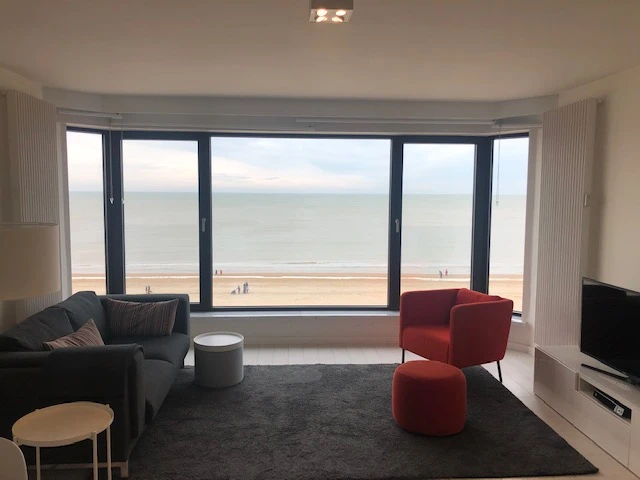 NOUVEAUX ! SUPERBE STUDIO RÉNOVÉ AVEC VUE FRONTALE SUR MER! TOP!