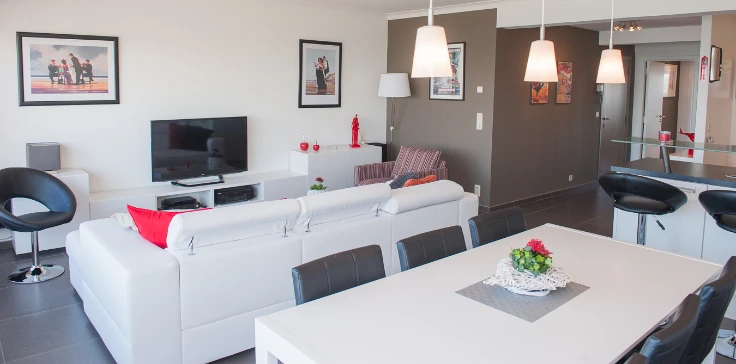 Appartement spacieux et rénové avec vue panoramique sur la mer.
