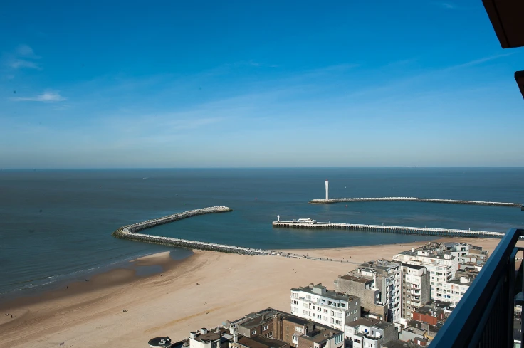 Appartement spacieux et rénové avec vue panoramique sur la mer.
