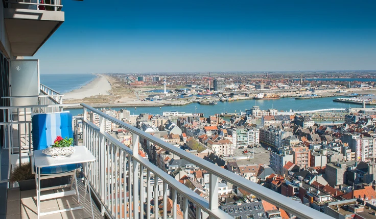 Appartement spacieux et rénové avec vue panoramique sur la mer.