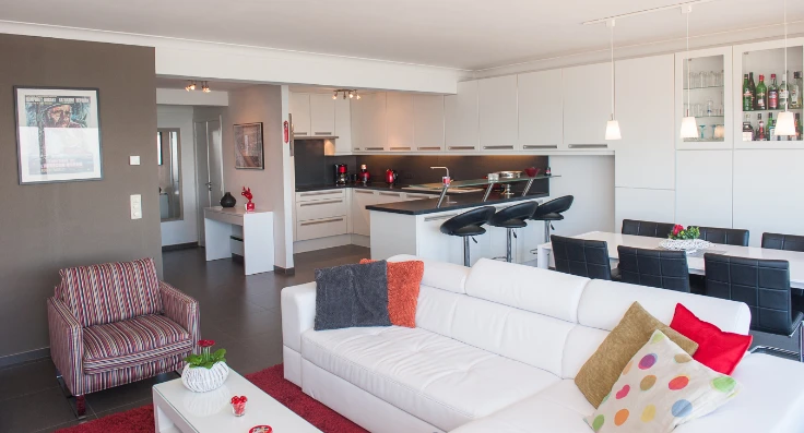 Appartement spacieux et rénové avec vue panoramique sur la mer.