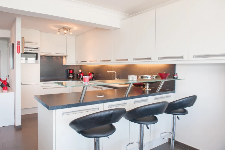 Appartement spacieux et rénové avec vue panoramique sur la mer.