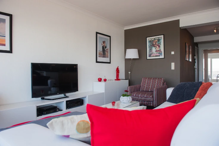 Appartement spacieux et rénové avec vue panoramique sur la mer.