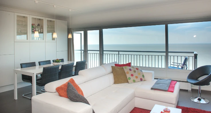 Appartement spacieux et rénové avec vue panoramique sur la mer.