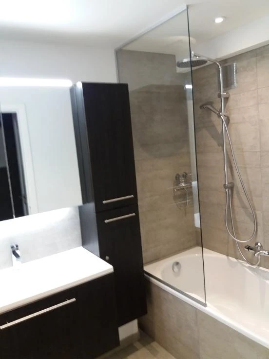 Appartement spacieux et rénové avec vue panoramique sur la mer.