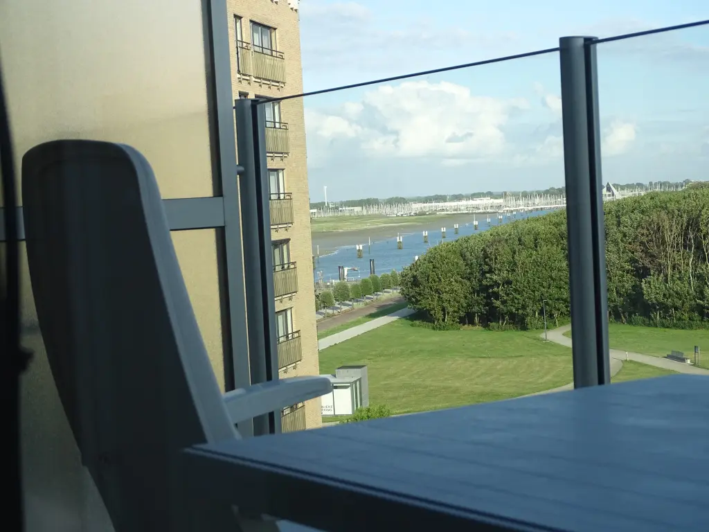 Studio orienté vers le sud avec une vue ouverte sur le canal du port