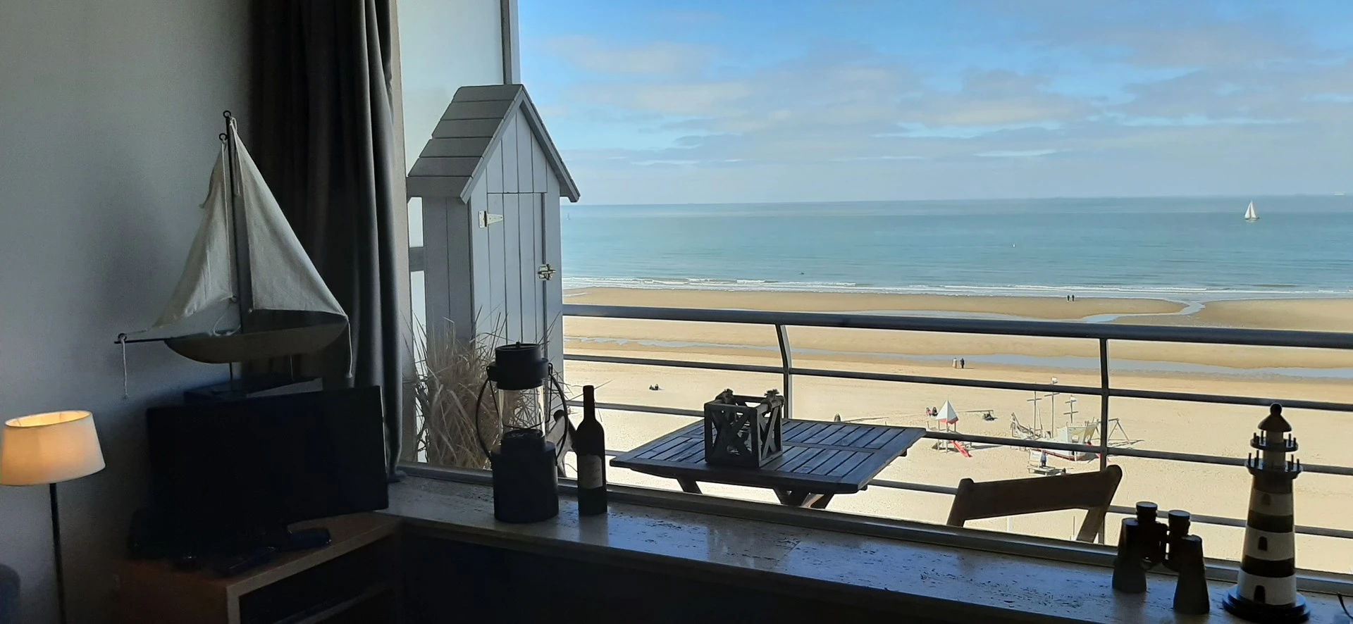 Appartement confortable sur la place de la plage de Mariakerke / Ostende