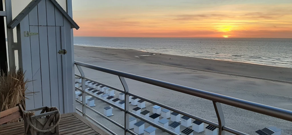 Appartement confortable sur la place de la plage de Mariakerke / Ostende