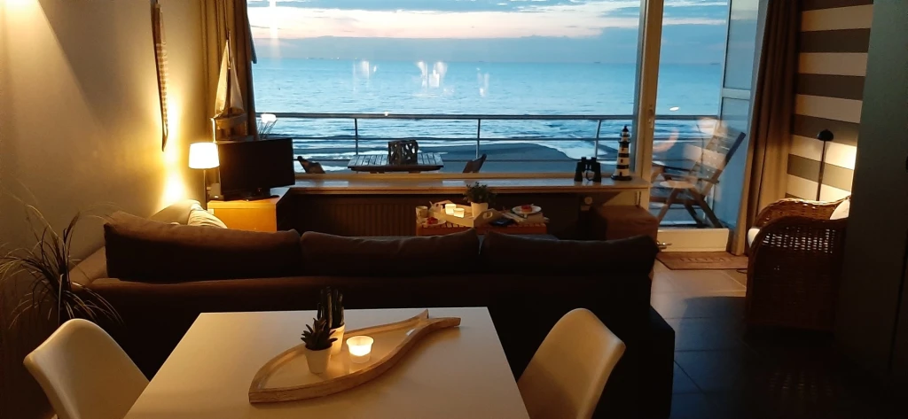 Appartement confortable sur la place de la plage de Mariakerke / Ostende