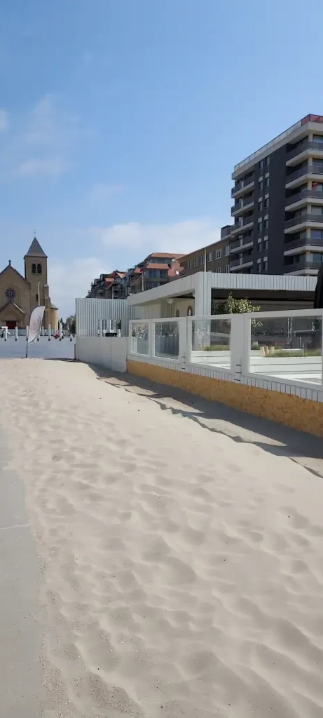 Nieuwpoort-Plage : joli appartement avec grande terrasse ensoleillée.