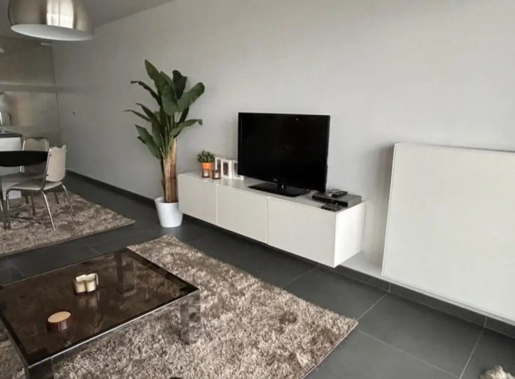 Appartement de luxe avec vue sur la mer dans le style des années soixante-dix
