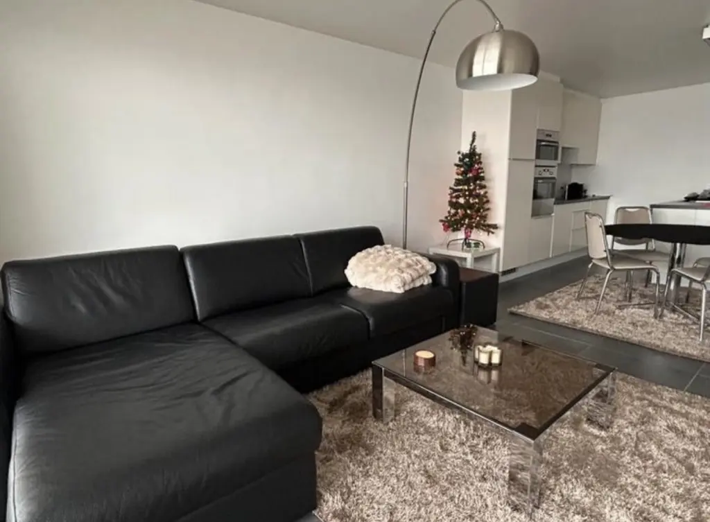 Appartement de luxe avec vue sur la mer dans le style des années soixante-dix