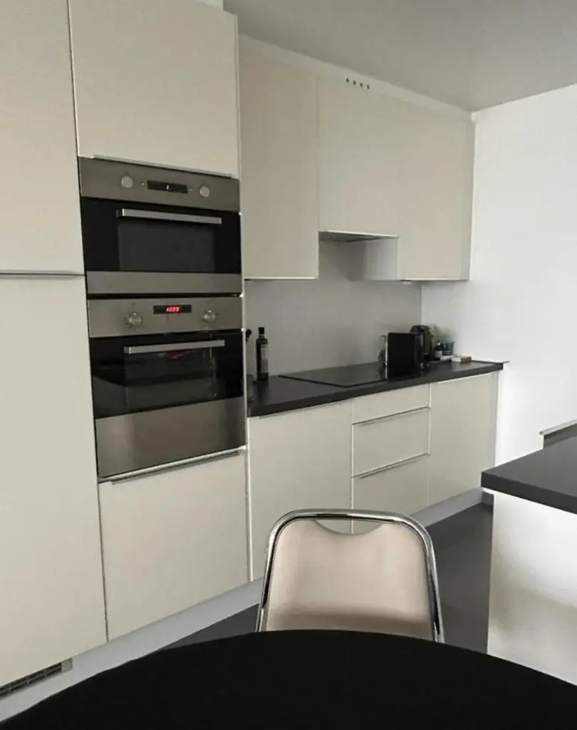 Appartement de luxe avec vue sur la mer dans le style des années soixante-dix