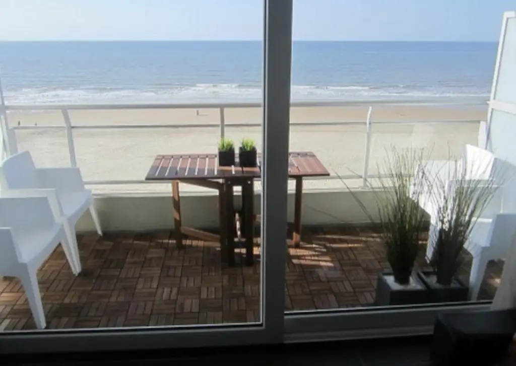Appartement de luxe avec vue sur la mer dans le style des années soixante-dix