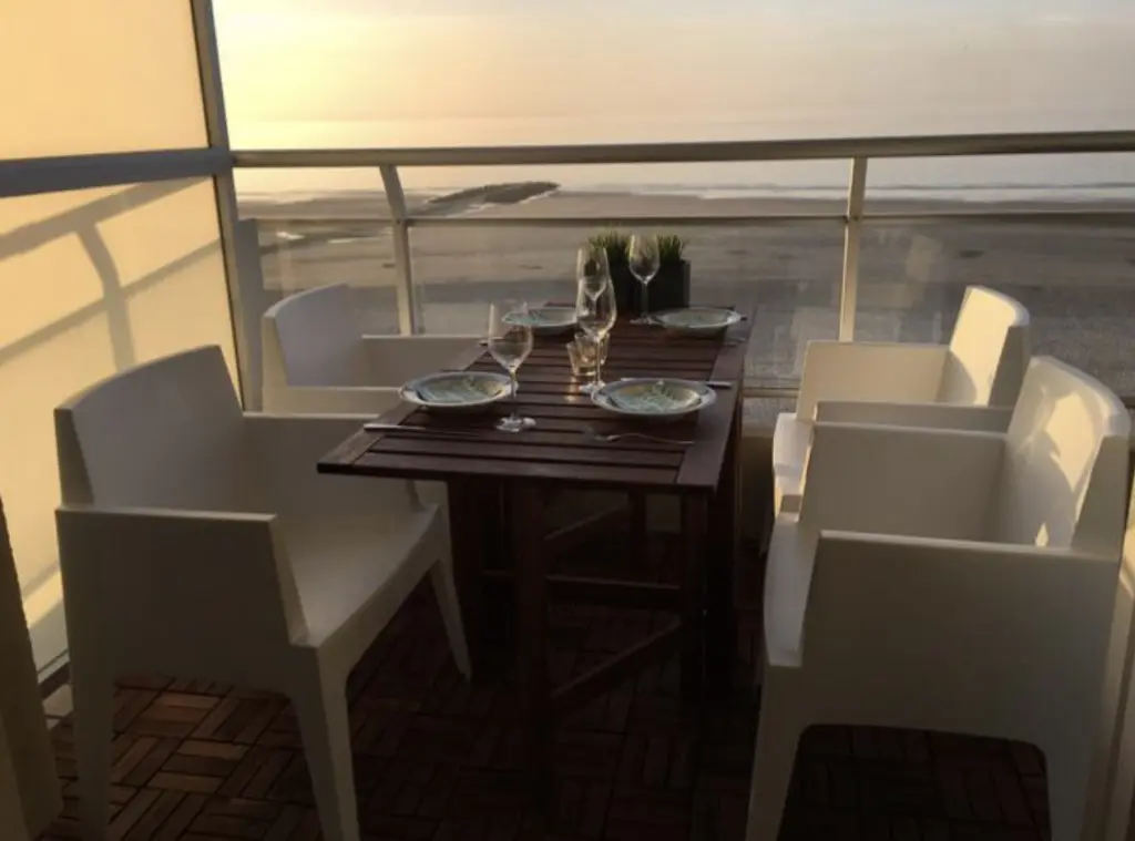 Appartement de luxe avec vue sur la mer dans le style des années soixante-dix
