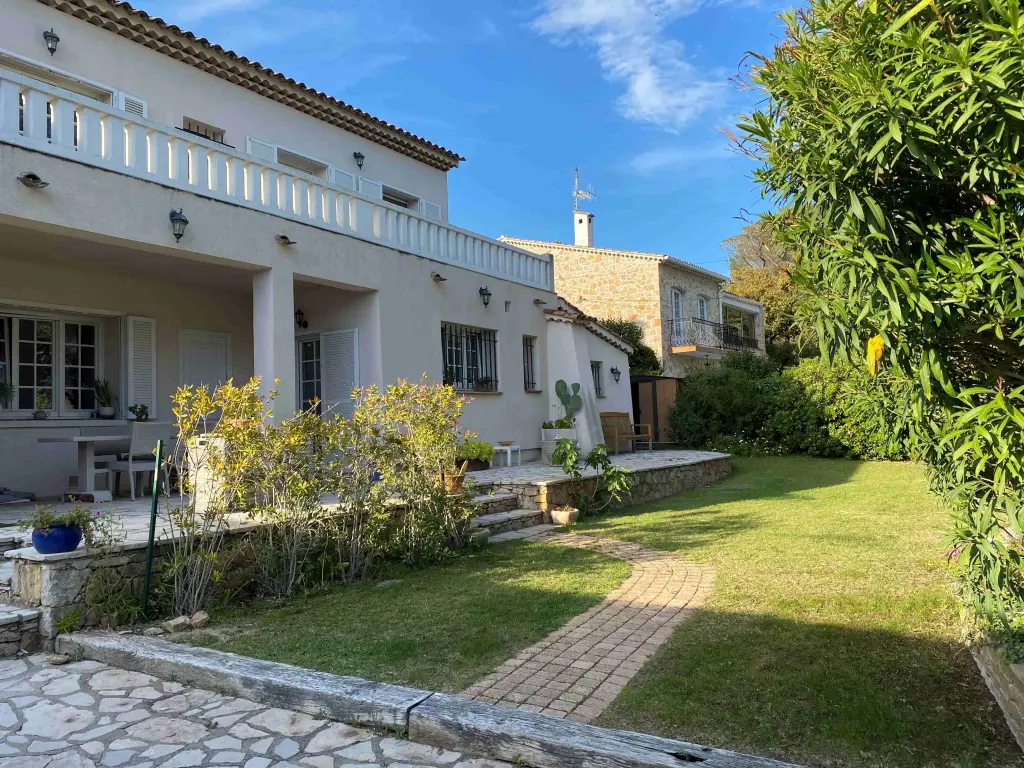Saint Raphael - villa meublée avec piscine chauffée - location mensuelle (8mois)
