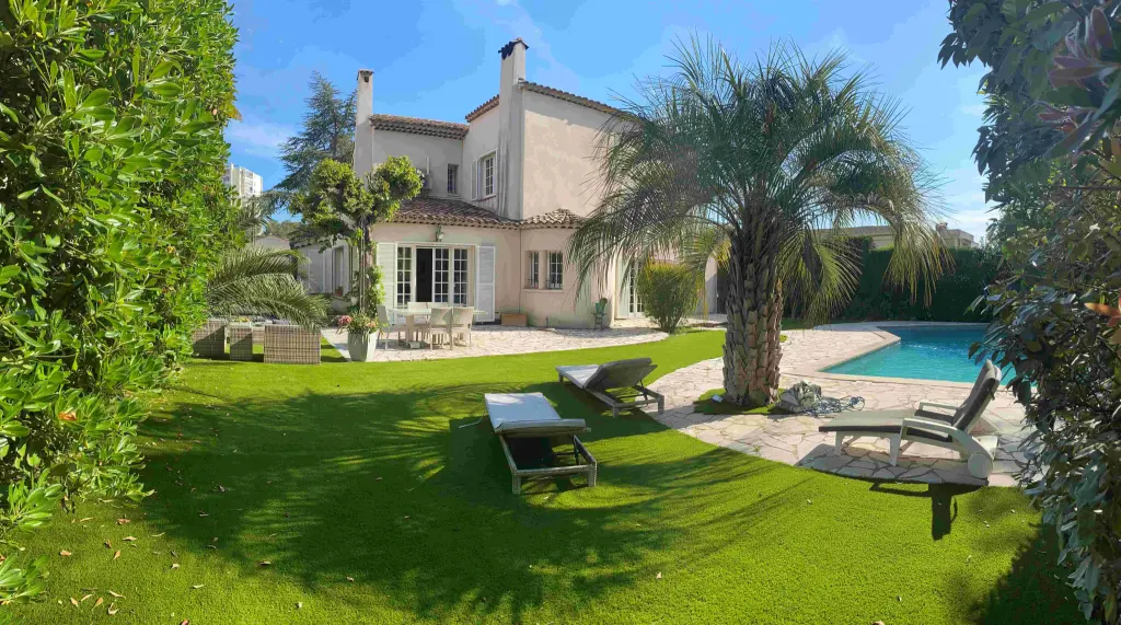 Saint Raphael - villa meublée avec piscine chauffée - location mensuelle (8mois)