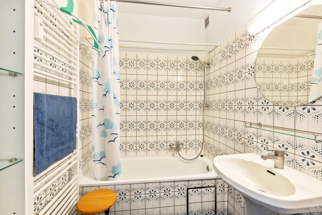 à LOUER Appartement 3 chambres- belle vue latérale sur mer 
