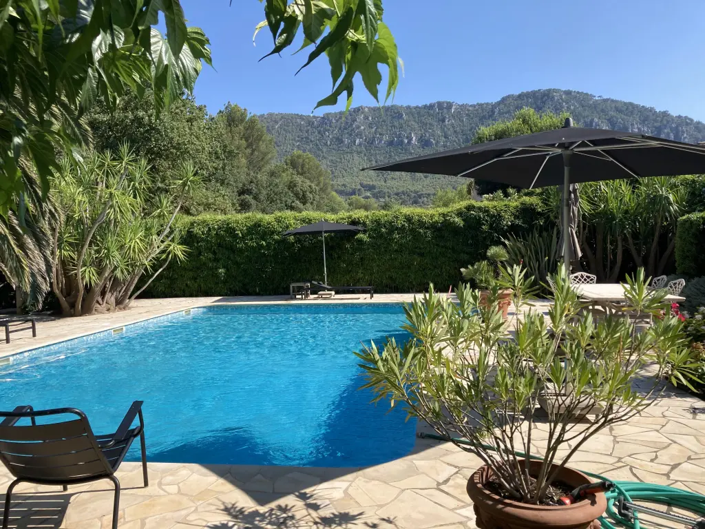 villa dans le var avec très beau jardin sans vis à vis  et piscine proche  de la mer