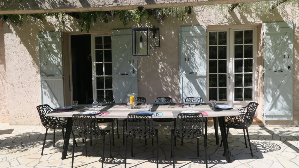 villa dans le var avec très beau jardin sans vis à vis  et piscine proche  de la mer