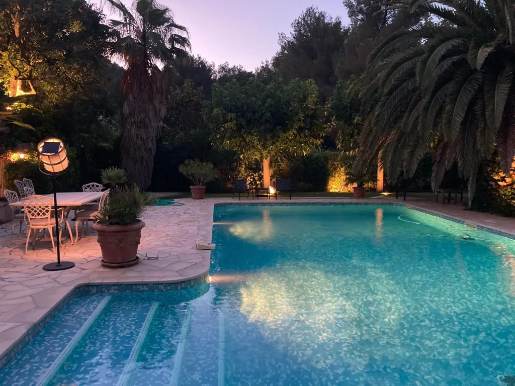villa dans le var avec très beau jardin sans vis à vis  et piscine proche  de la mer