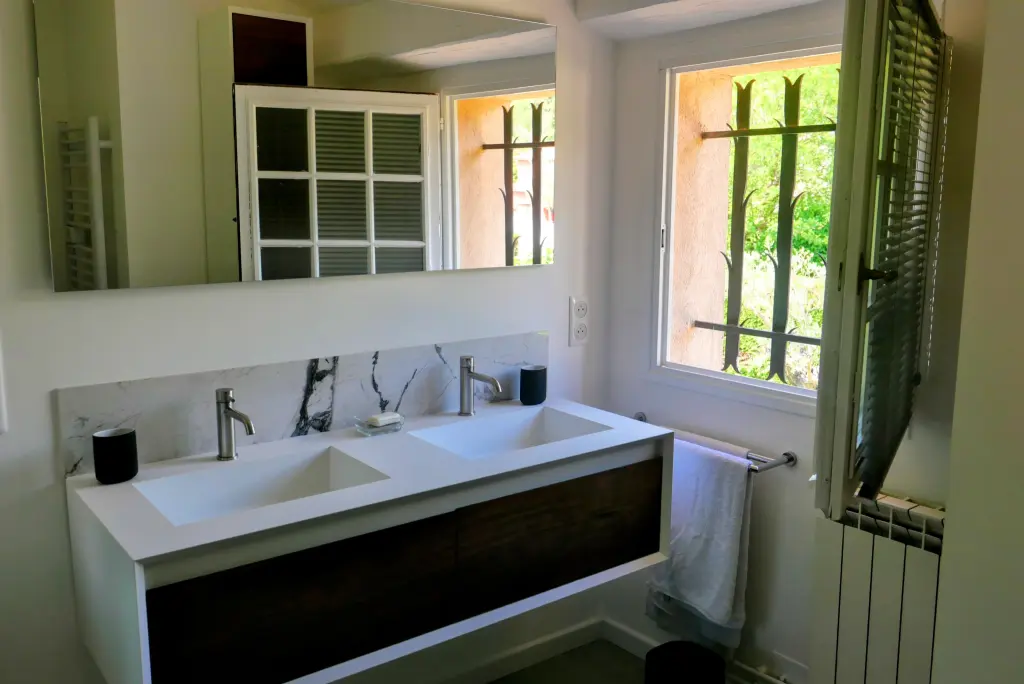 villa dans le var avec très beau jardin sans vis à vis  et piscine proche  de la mer