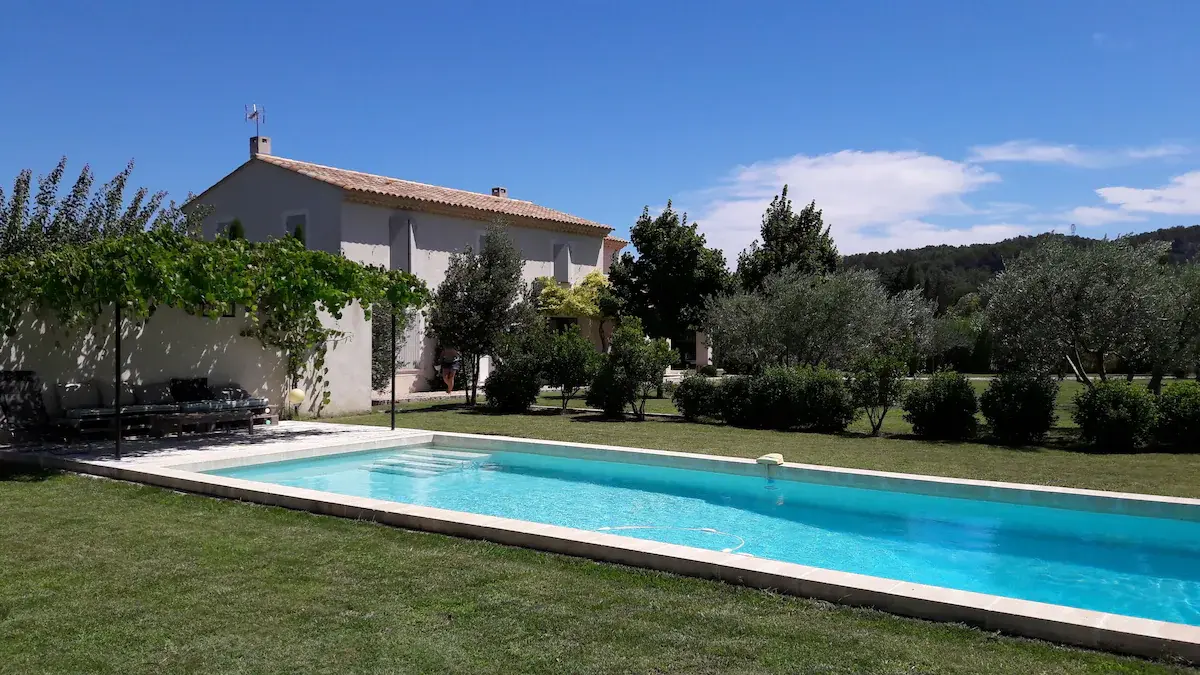 Entre Luberon et Alpilles, mas provençal dans son oliveraie et sa piscine privée