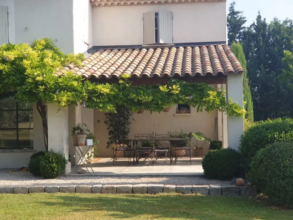 Entre Luberon et Alpilles, mas provençal dans son oliveraie et sa piscine privée