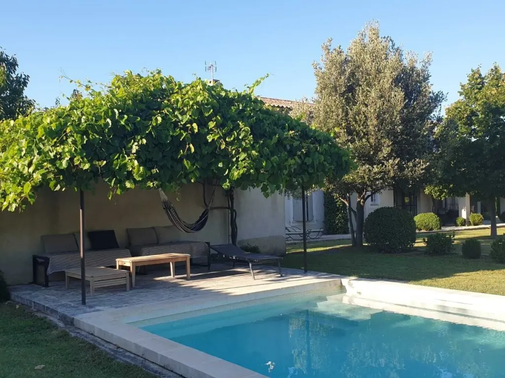 Entre Luberon et Alpilles, mas provençal dans son oliveraie et sa piscine privée
