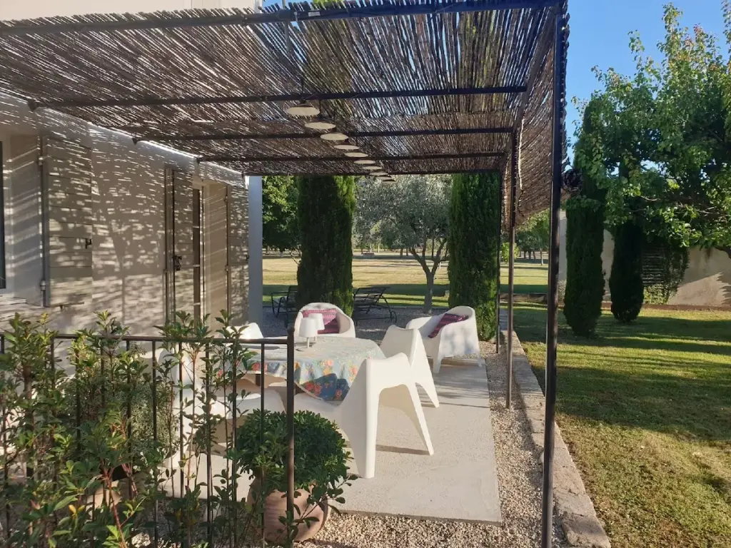 Entre Luberon et Alpilles, mas provençal dans son oliveraie et sa piscine privée