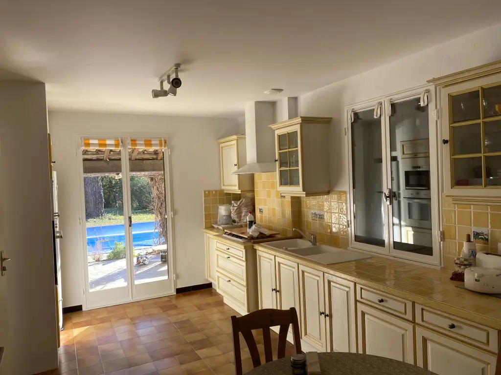 Côte d'Azur - ROQUEBRUNE SUR ARGENS  villa familiale spacieuse et confortable avec PISCINE et AIRCO