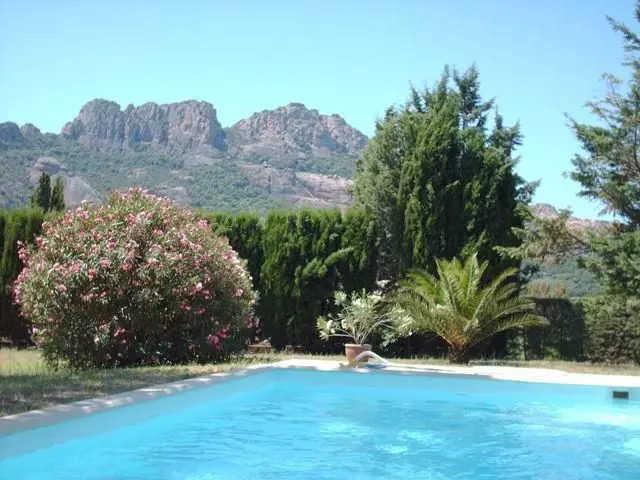 Côte d'Azur - ROQUEBRUNE SUR ARGENS  villa familiale spacieuse et confortable avec PISCINE et AIRCO