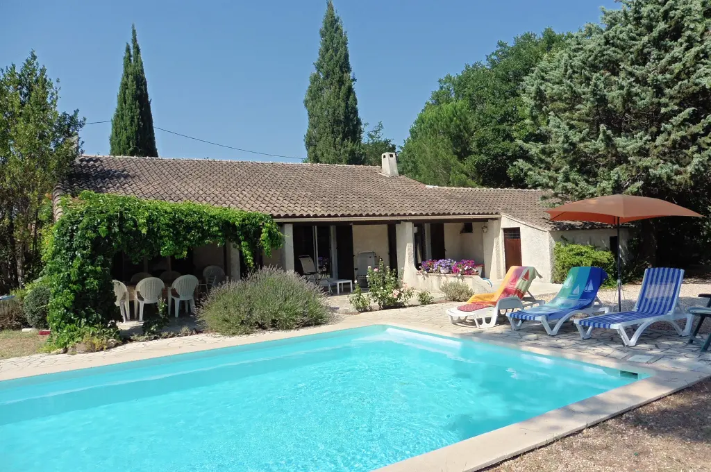 Côte d'Azur - ROQUEBRUNE SUR ARGENS  villa familiale spacieuse et confortable avec PISCINE et AIRCO