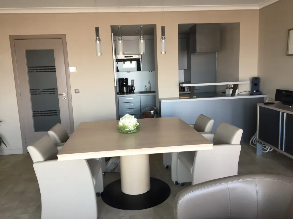 Mooi appartement met zeezicht en strandcabine nabij het casino