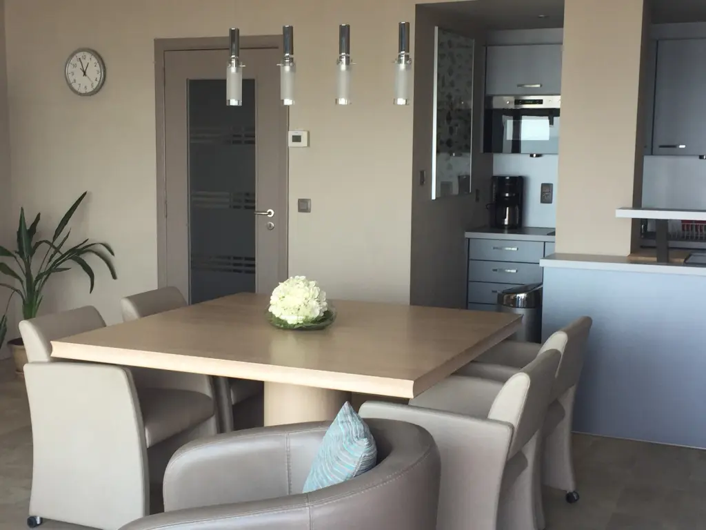 Mooi appartement met zeezicht en strandcabine nabij het casino