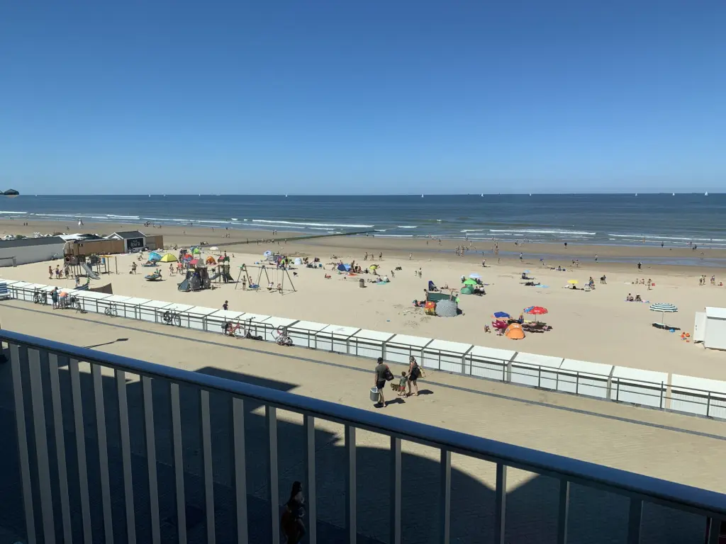 Mooi appartement met zeezicht en strandcabine nabij het casino