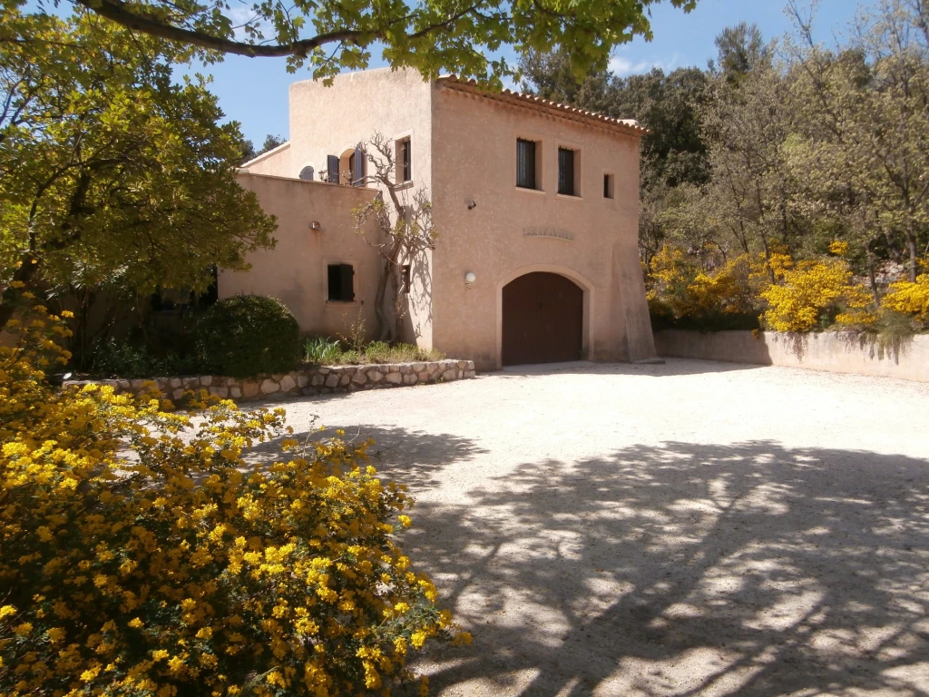 Location Provence Villa 10 pers.sur 5000m/carré cloturés, piscine privée, climatisation voir site personnel maslesoliviers.fr